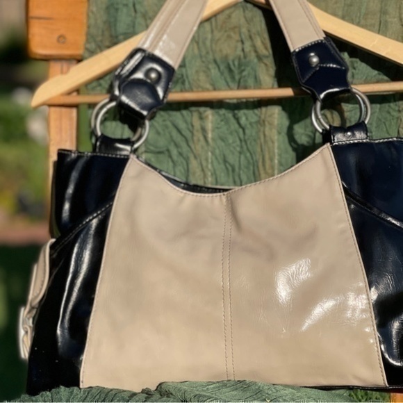 Kenneth Cole Reaction Handbag/ purse. Black. - Picture 2 of 16